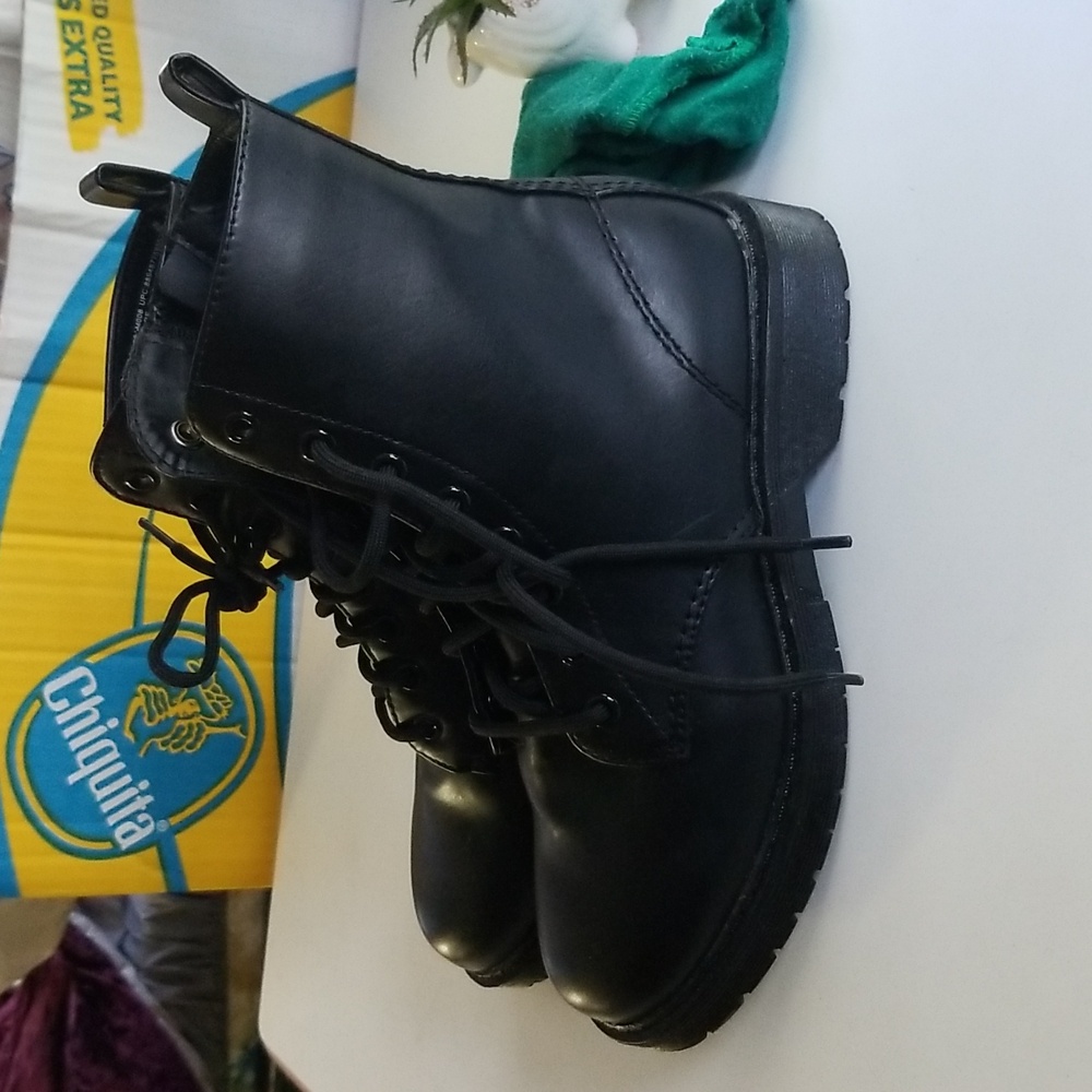 NWOT Women's (6) boots
